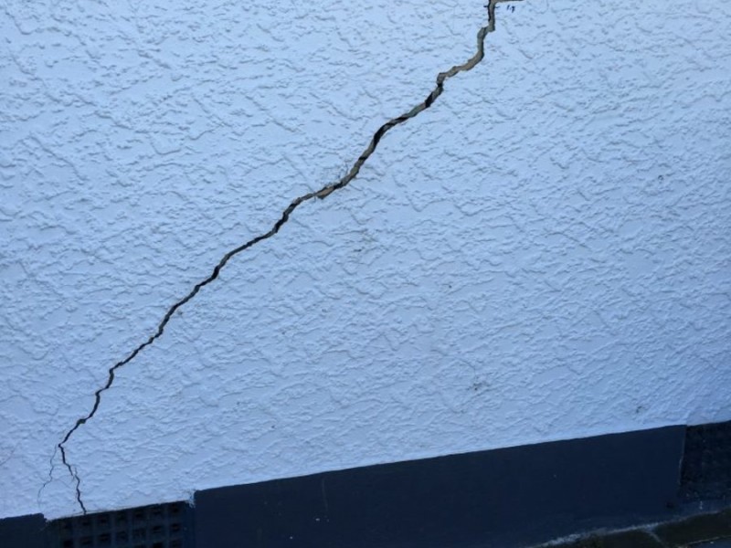quake damage building crack