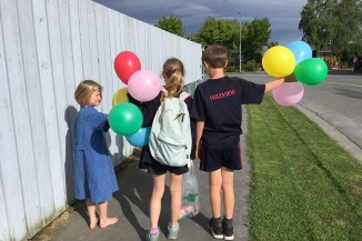 Kids and balloons 